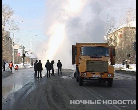 Очередное коммунальное ЧП в Екатеринбурге. Последствия: гейзер кипятка высотой с пятиэтажный дом и утонувший в яме ВАЗ 